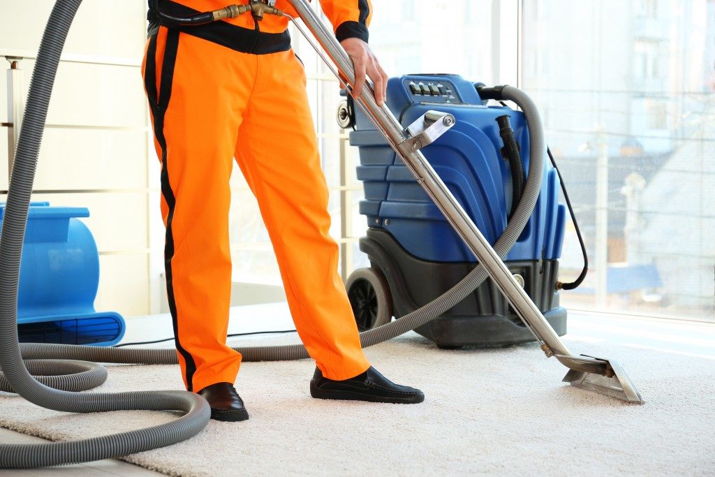 worker cleaning the carpet